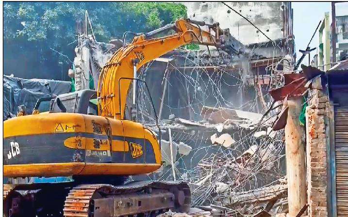 मंदीच्या सावटाने बाजार गडगडला! अवघ्या दीड महिन्यात सेन्सेक्समध्ये ८,२८७ ने घटला