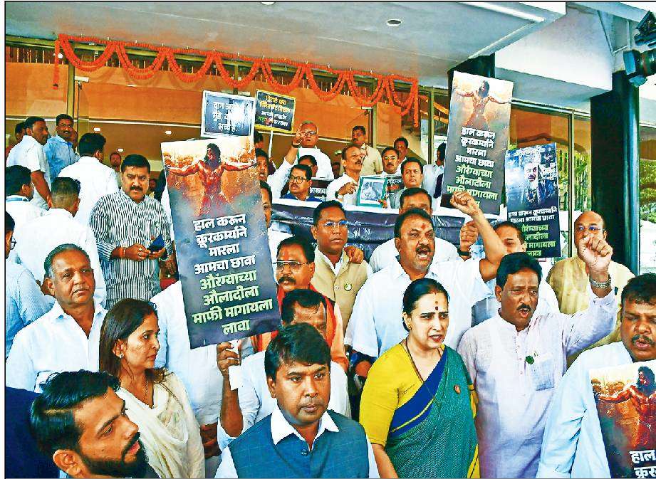 सत्ताधाऱ्यांचा विधिमंडळात गदारोळ ; औरंगजेबाचे गोडवे गाणाऱ्या अबू आझमीवर कारवाईची मागणी